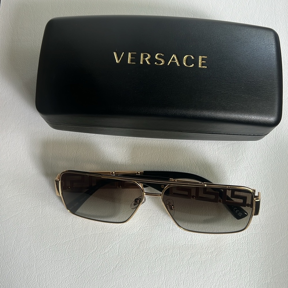 VERSACE Greca Navigator Sunglasses 😎 - Picture 6 of 9